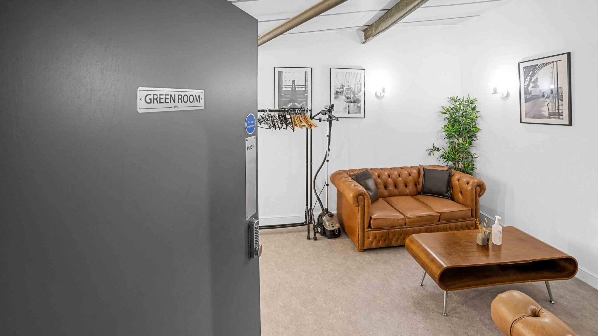 Top 7 Benefits of Hiring a Blackout Studio For Photography